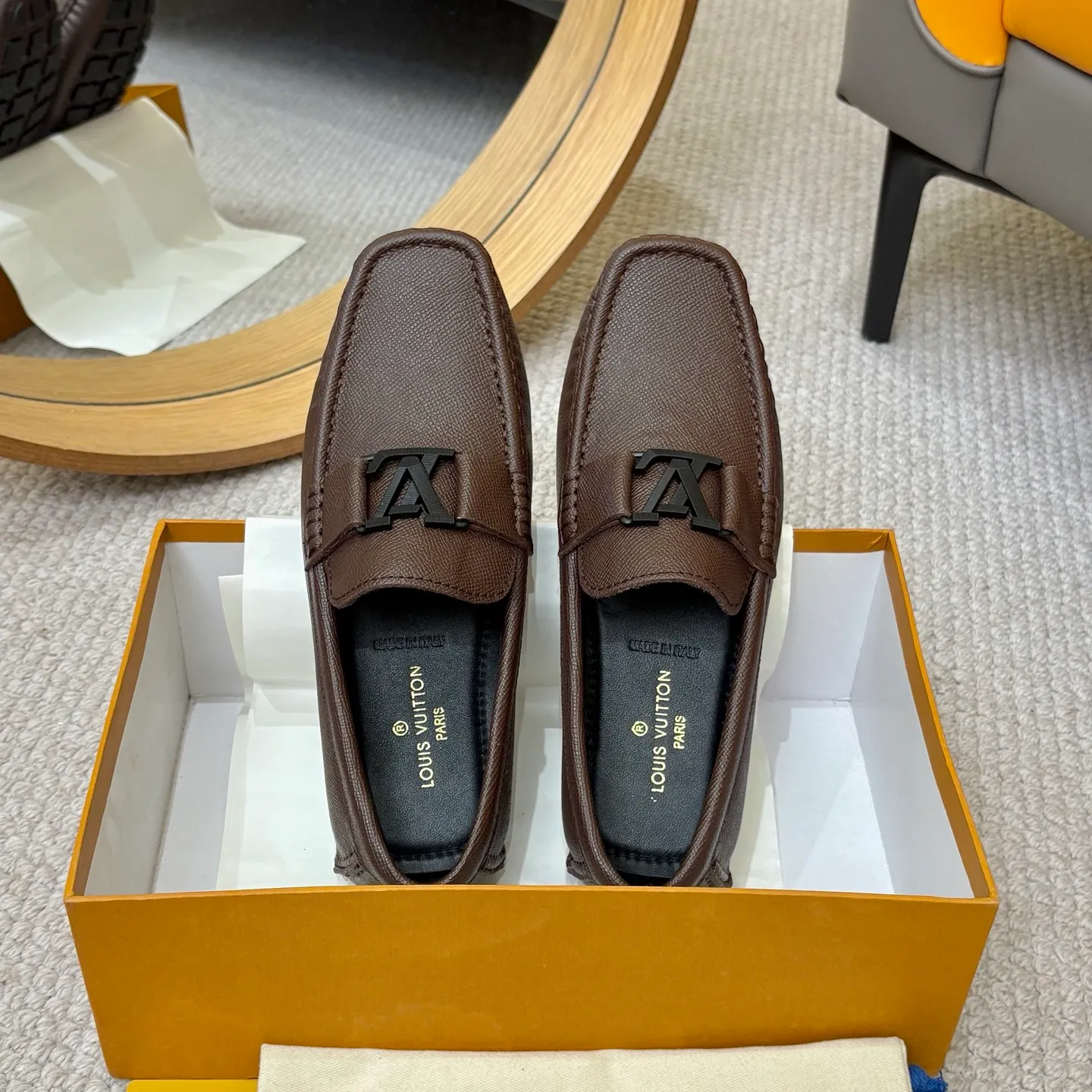 Men's men's shoes 💰420 (Yangli) LV 2⃣️0⃣️2⃣️5️⃣Spring and summer counter GLORIA series models ✈️Original factory special leather production, original last type. A classic driving slip-on casual shoe that shows an elegant style with exquisite craftsmanship details such as Monogram embossing all over the upper🌀Italian imported calfskin fabric Sheepskin foot pads➕Inside～Private mold replica sole Unique style Comfortable driving slip-on Size: 4-12 (38-46) Comes with [Counter packaging: original box, wrapping paper, card, instruction manual, shoehorn, cloth bag] No pressure to enter and leave the counter!